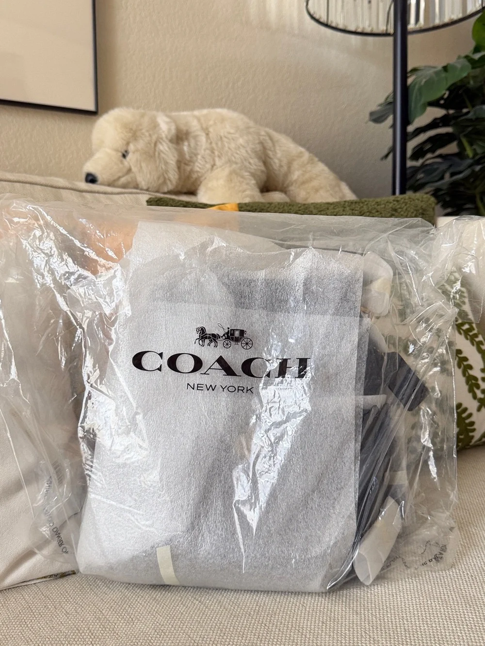Coach Brand new Lora bucket bag with Gold-Tone Turnlock